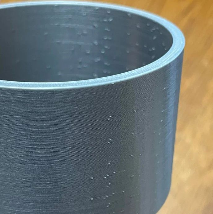 Blobs und Zits: Zylindrischer Druck mit Materialansammlungen an Außen- und Innenwand