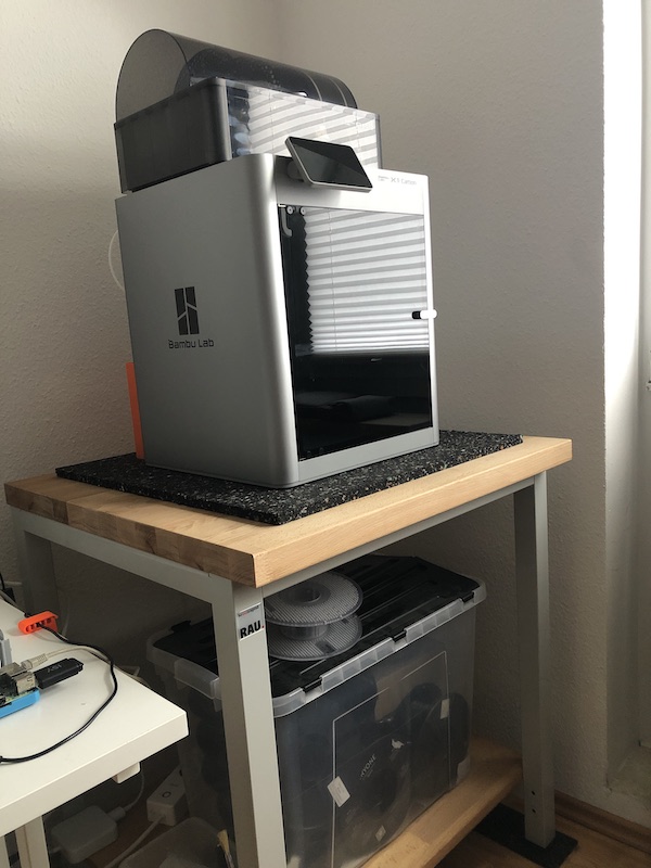 3D-Drucker auf stabilem Tisch richtig aufgestellt