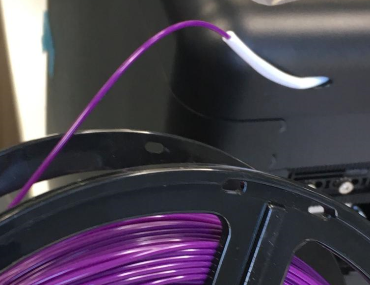 Filament in den Extruder laden