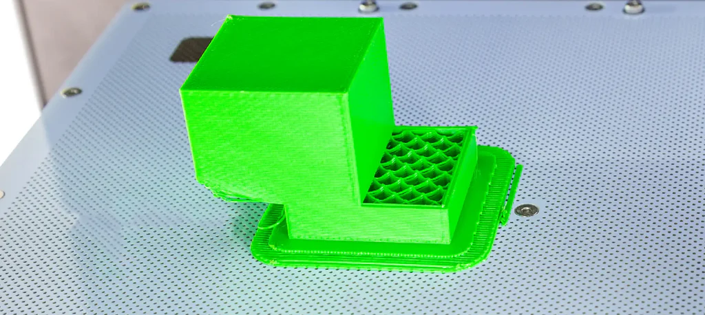 Layer-Shift: Grünes 3D-Druck-Objekt mit seitlichem Versatz auf dem Druckbett