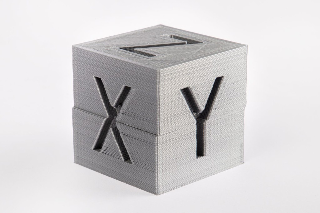 Layer-Shift: Grauer Kalibrierwürfel mit X/Y/Z – verschobene Lagen sichtbar