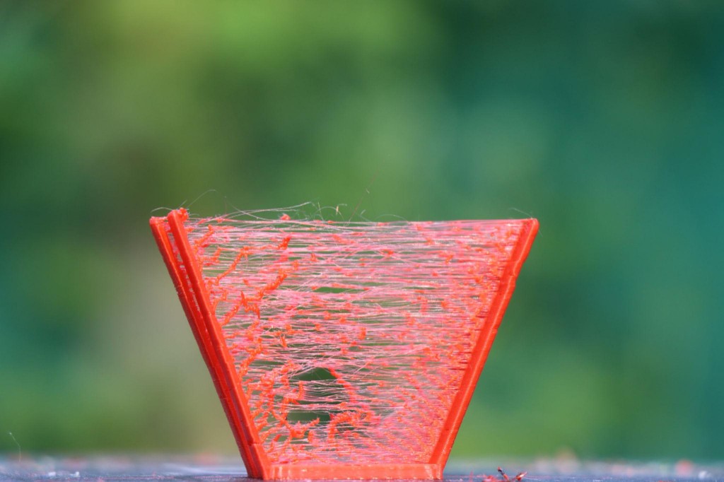 Stringing: Spinnweben im Innenraum eines dreieckigen Hohlkörpers