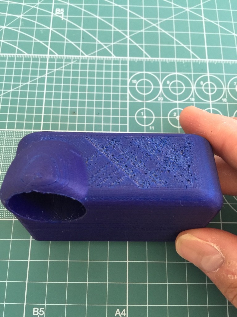 Underextrusion: Blaues Bauteil mit löchriger, unvollständiger Deckschicht